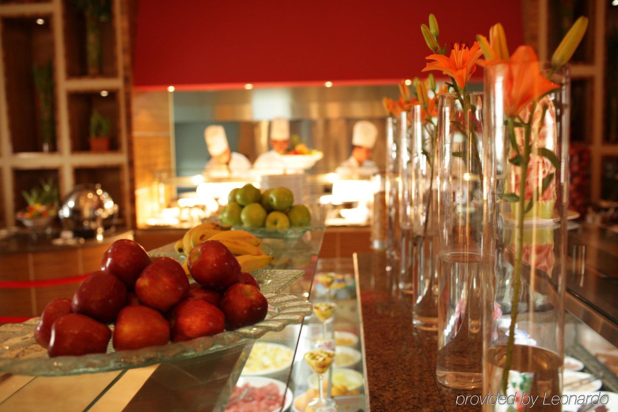 Hilton Garden Inn Riyadh Olaya מסעדה תמונה