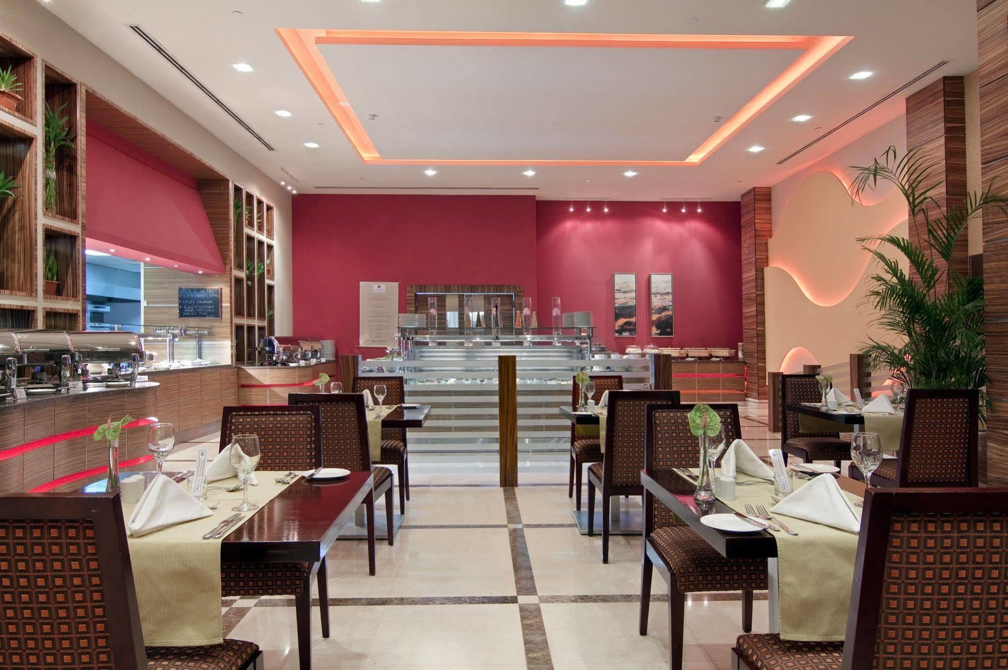 Hilton Garden Inn Riyadh Olaya מסעדה תמונה